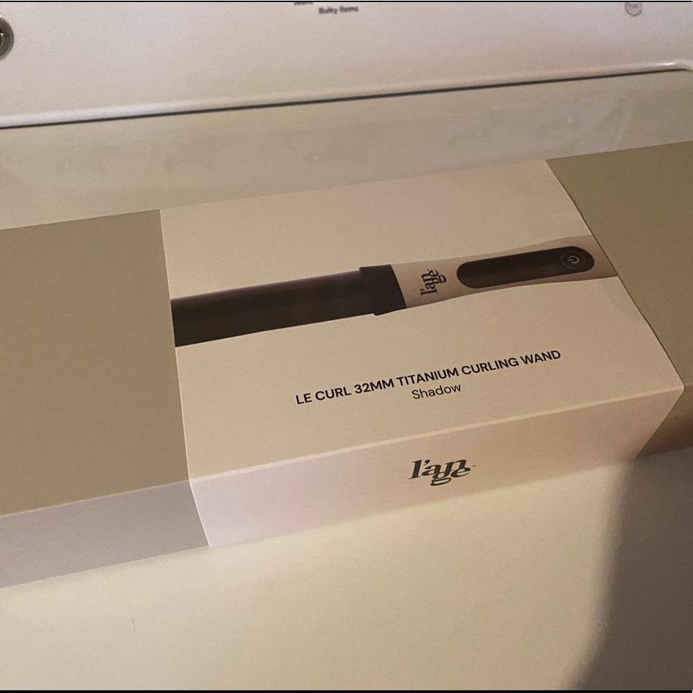 NWOT- L’ange 32mm curling wand with heat resistant glove